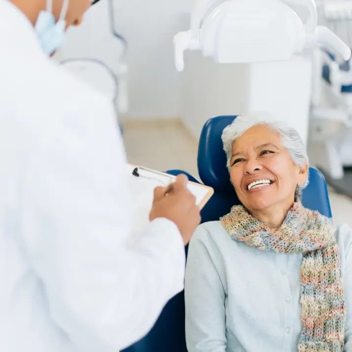 Imagen de una anciana en una cita con el dentista