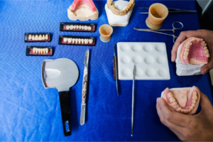 Kit de réparation de prothèses dentaires sur une table