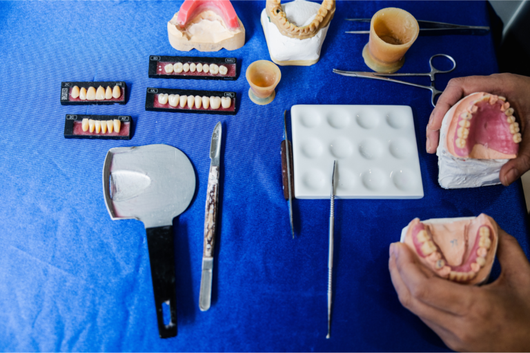 Kit de réparation de prothèses dentaires sur une table
