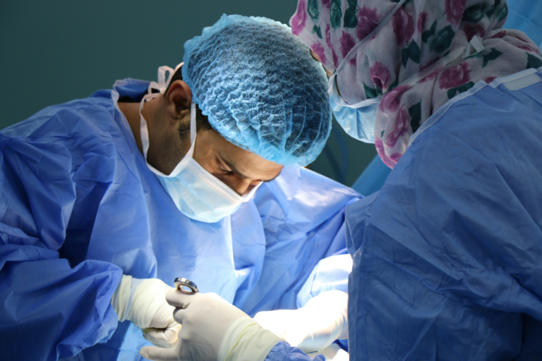 Médecin pratiquant une intervention chirurgicale